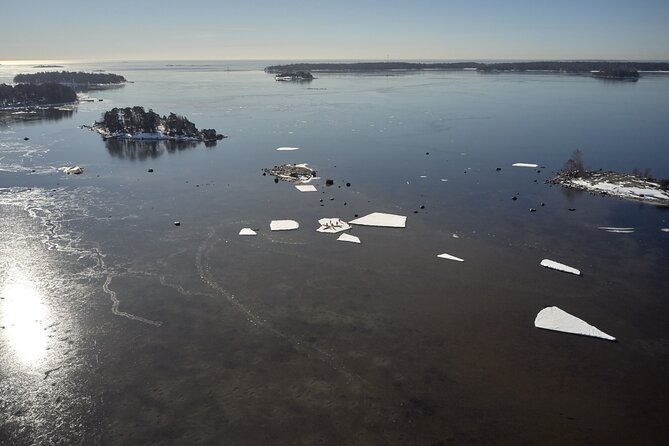 Winter kayaking in Eastern Helsinki archipelago - A small group makes the instruction useful