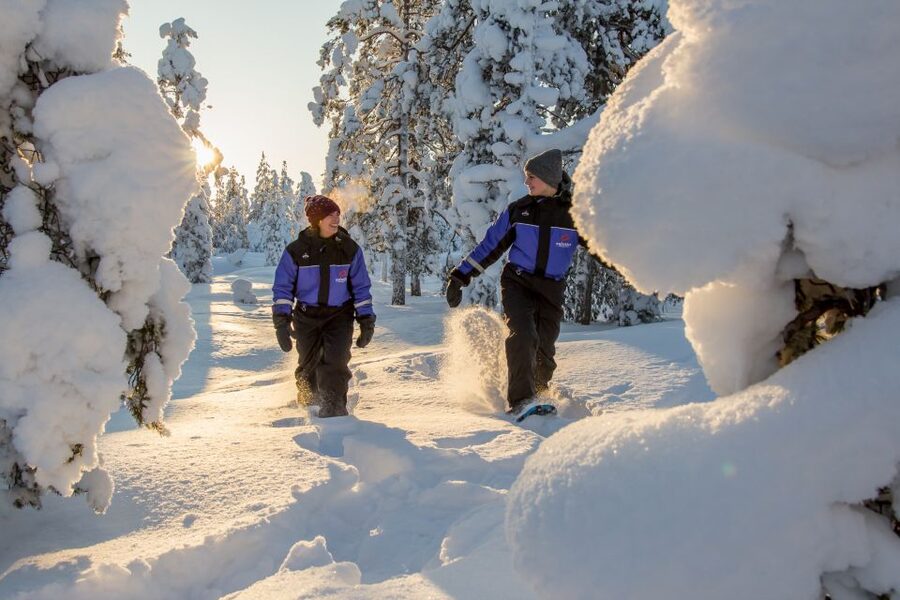 Ylläs: Forest Hike with Snowshoes - Warming up beside the campfire