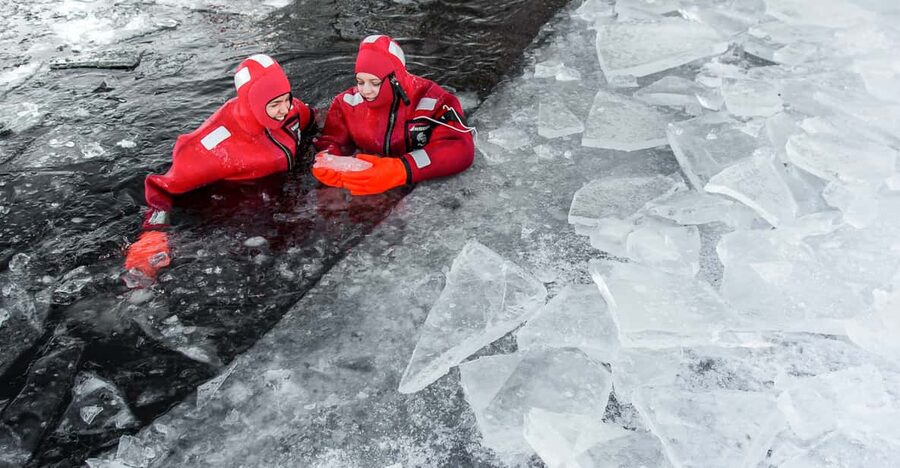 Ylläs: Lake Ylläsjärvi Ice-Floating Experience - Why Float in a Frozen Lake?