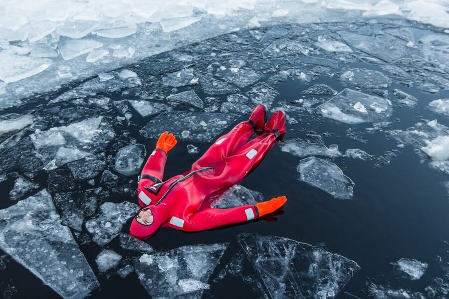 Ylläs: Lake Ylläsjärvi Ice-Floating Experience - Campfire, Hot Drinks, and Cookies Afterward