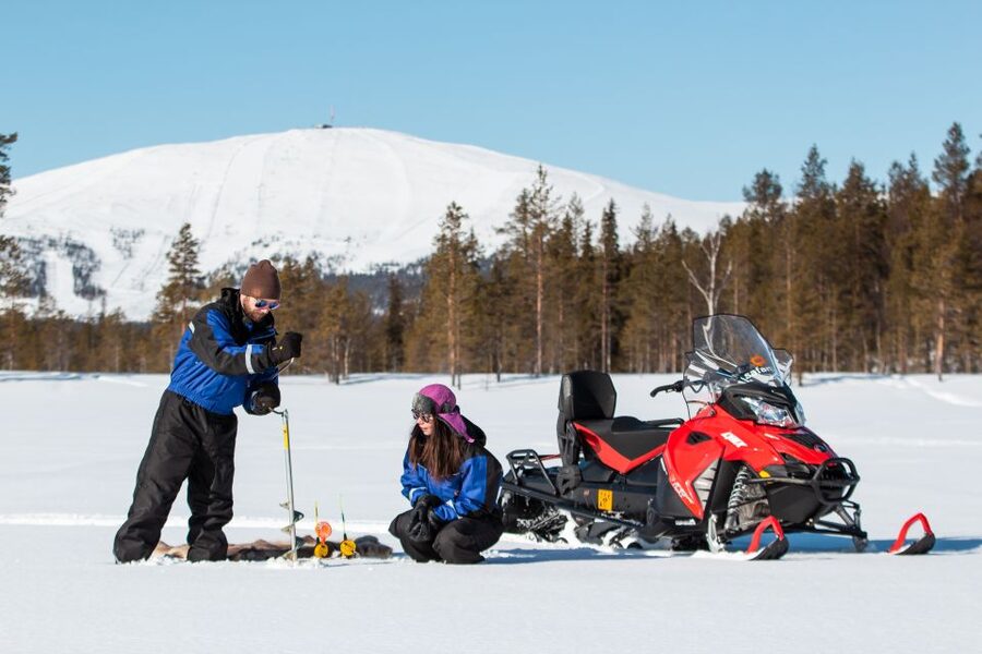 Ylläs: Snowmobile Adventure with Ice Fishing - Setting out from Ylläsjärvi for a longer snowmobile ride