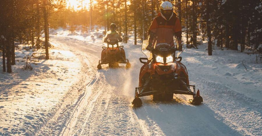 Ylläs: Snowmobile Tour to Arctic Snow Village & Snack - Exploring the hotel rooms, sculptures, and chapel